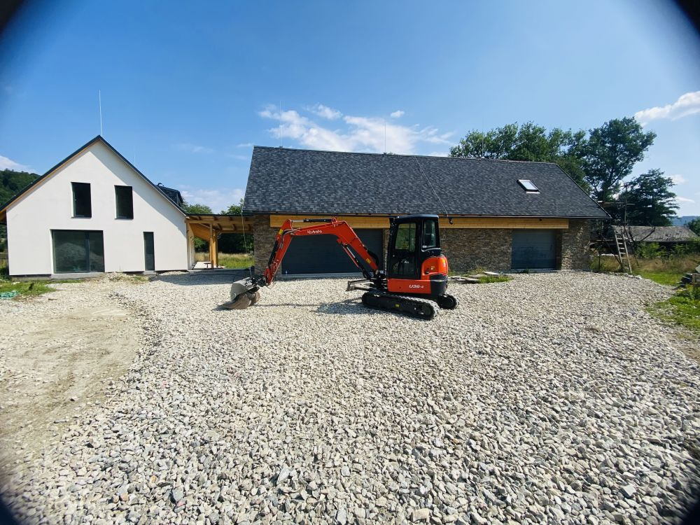 Zpevněná příjezdová plocha u rodinného domu v Prostějově