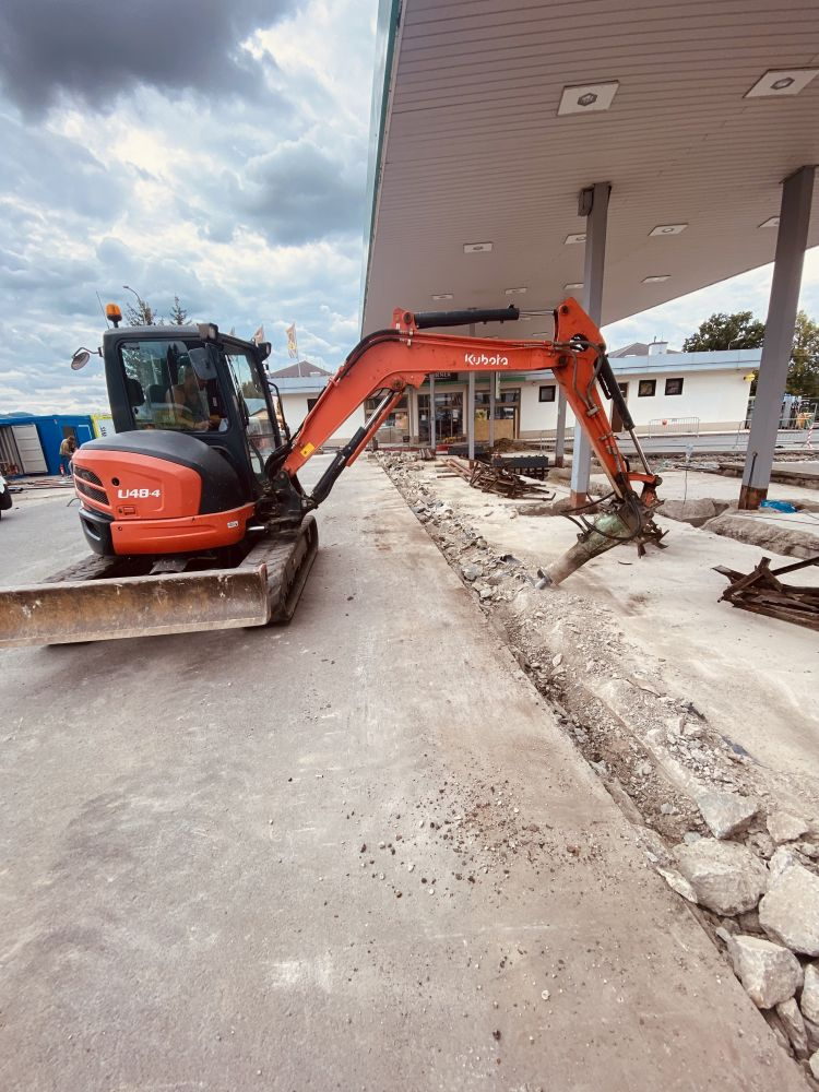 Vybourávání betonové plochy pod přístřeškem čerpací stanice