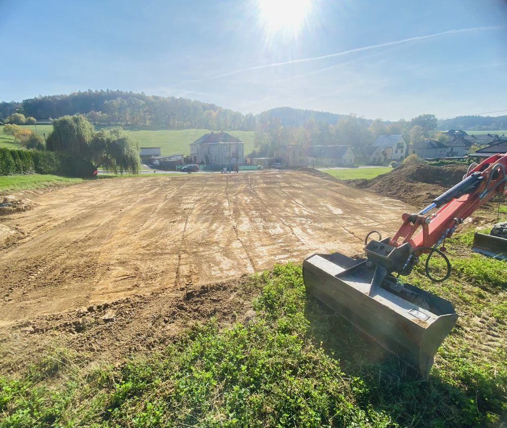 Srovnaná stavební parcela nad obcí v&nbsp;podhorské krajině