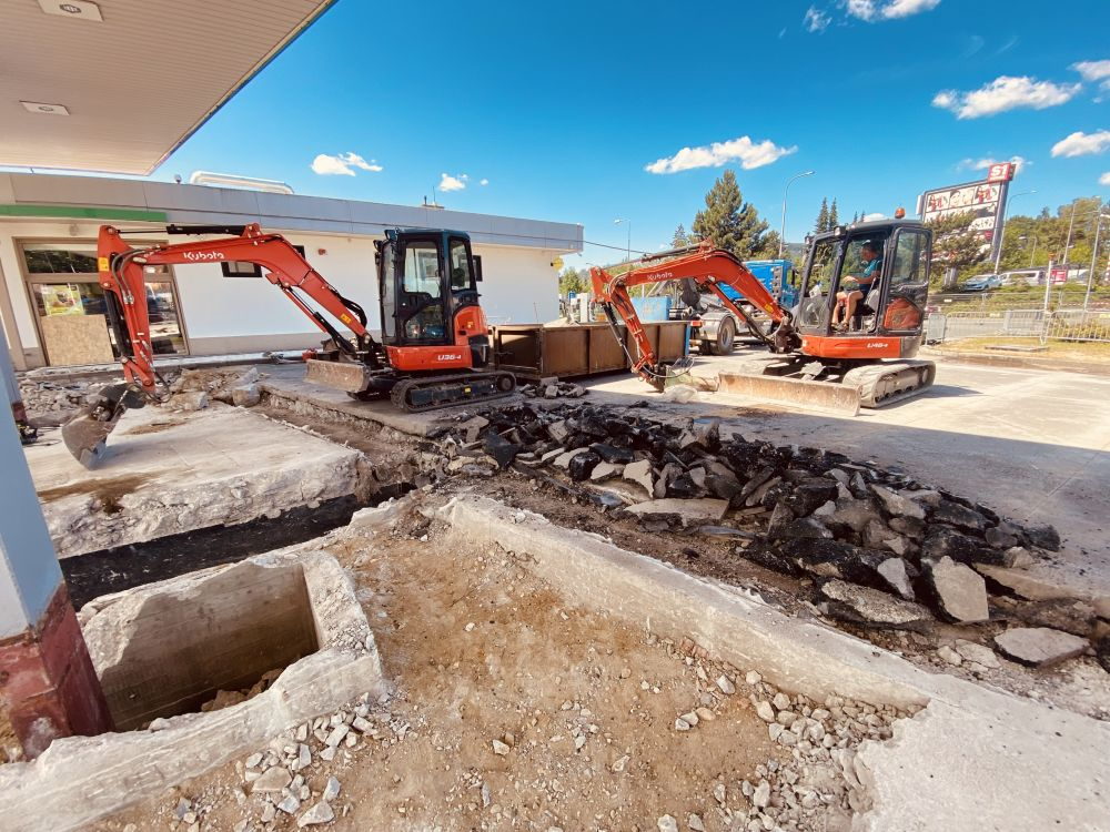 Odstraňování asfaltu a&nbsp;betonu z&nbsp;plochy, suť naložená k&nbsp;odvozu