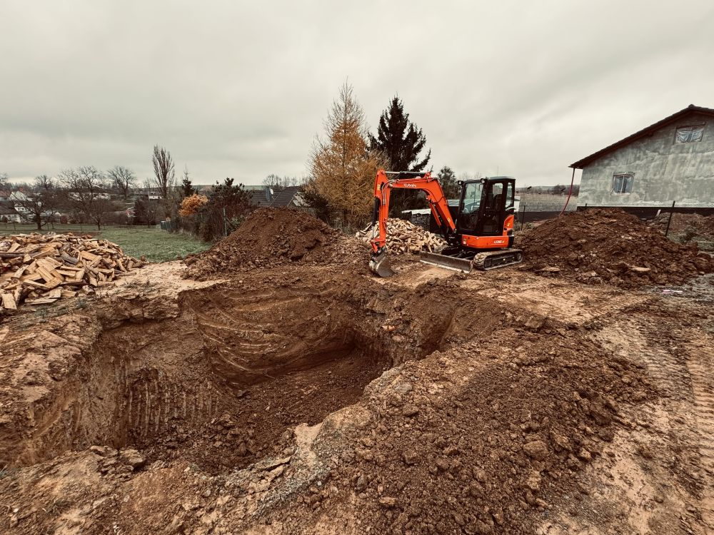 Stavební jáma vyhloubená v zahradě u rozestavěného domu